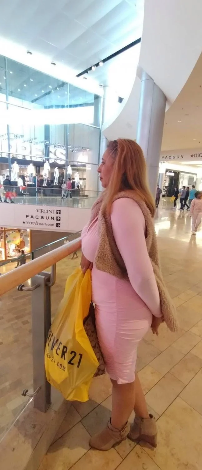 In shoping with sugarmommy main image