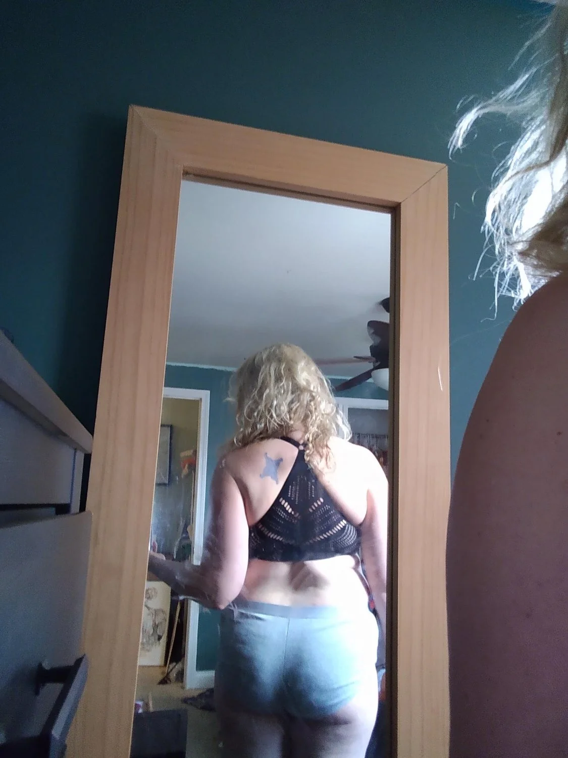 Michigan MILF mom Rachel workout image 2
