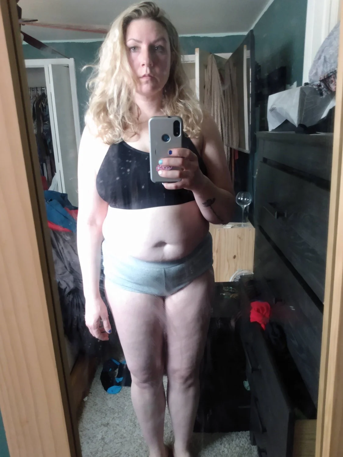 Michigan MILF mom Rachel workout image 3