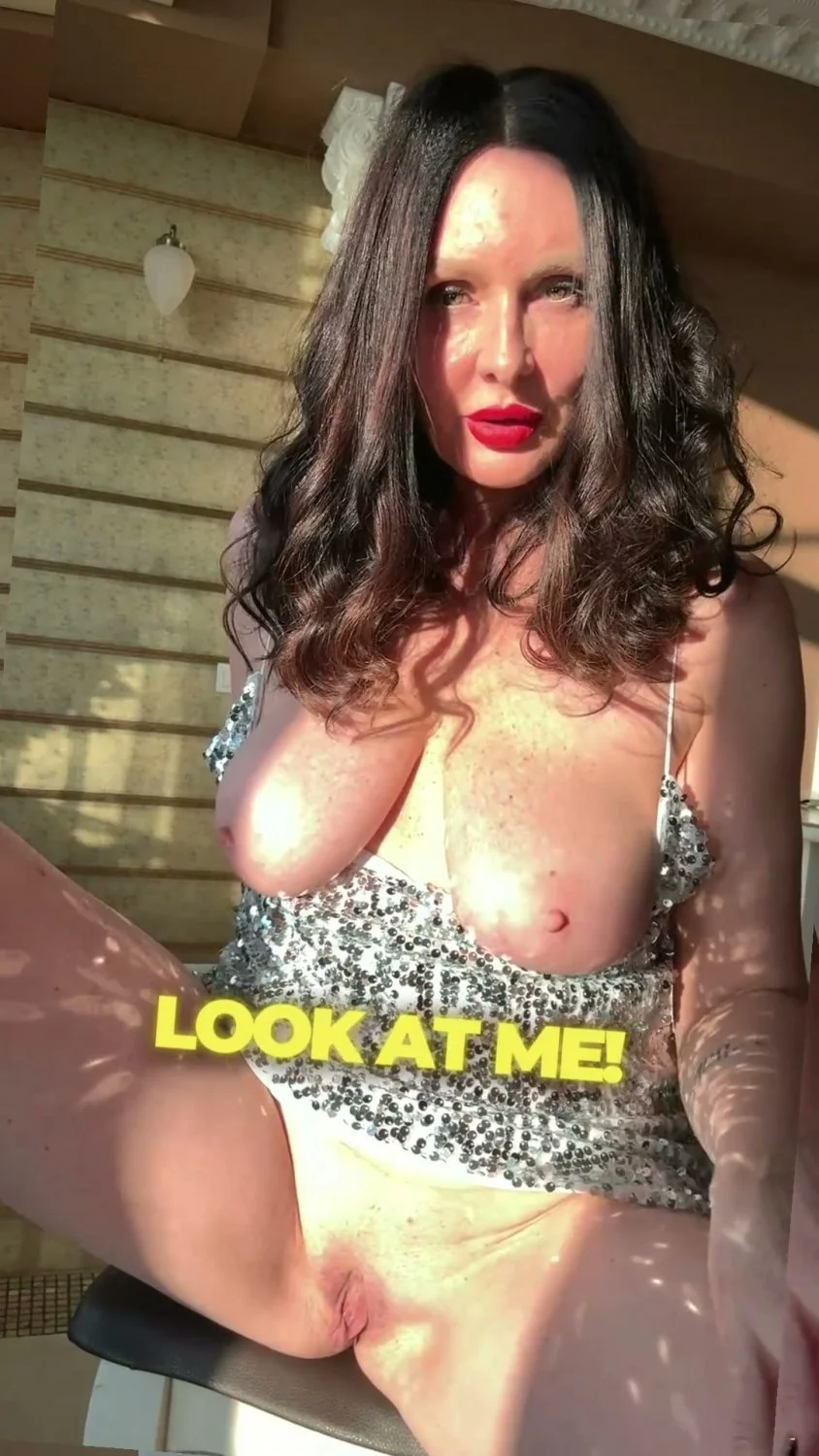 🔞 slutty slut round ass masturbating nude tight pussy 😈🍑 OF image 3