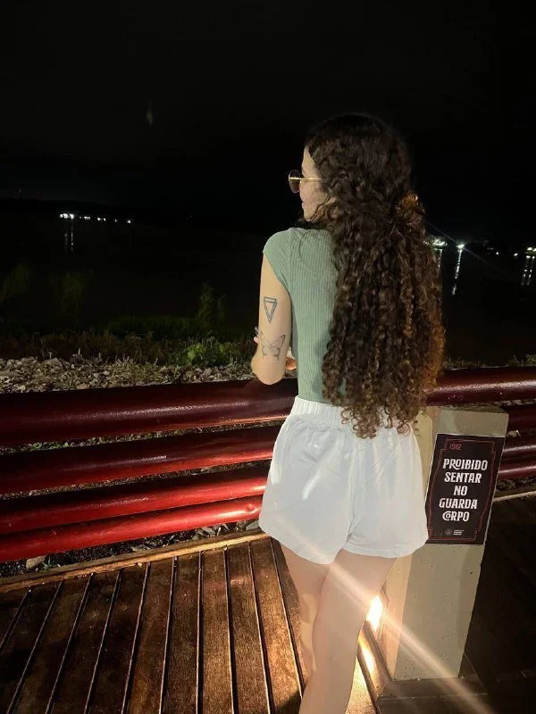 Novinha cacheada branquinha safada caiu na net fudendo image 4