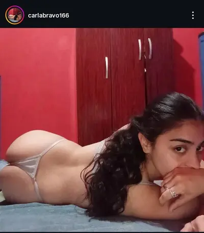 Carla alguien que la tenga en bolas cover image