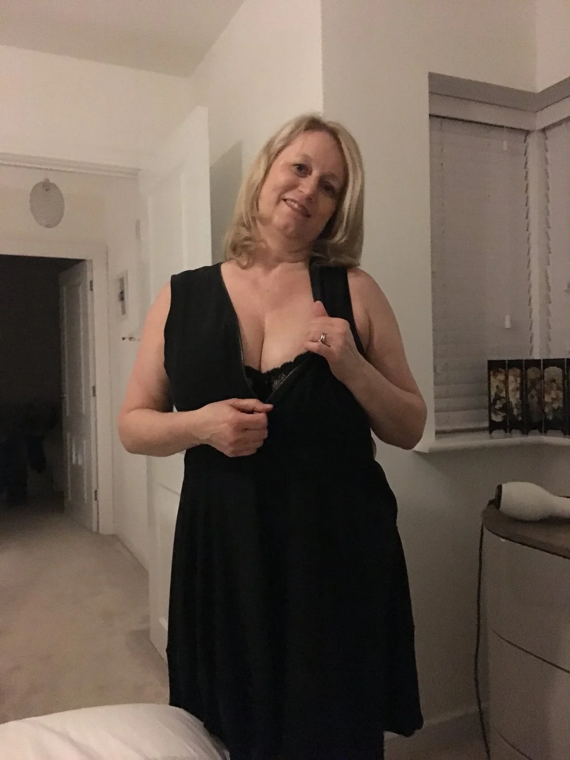 UK milf Claire with awesome tits main image