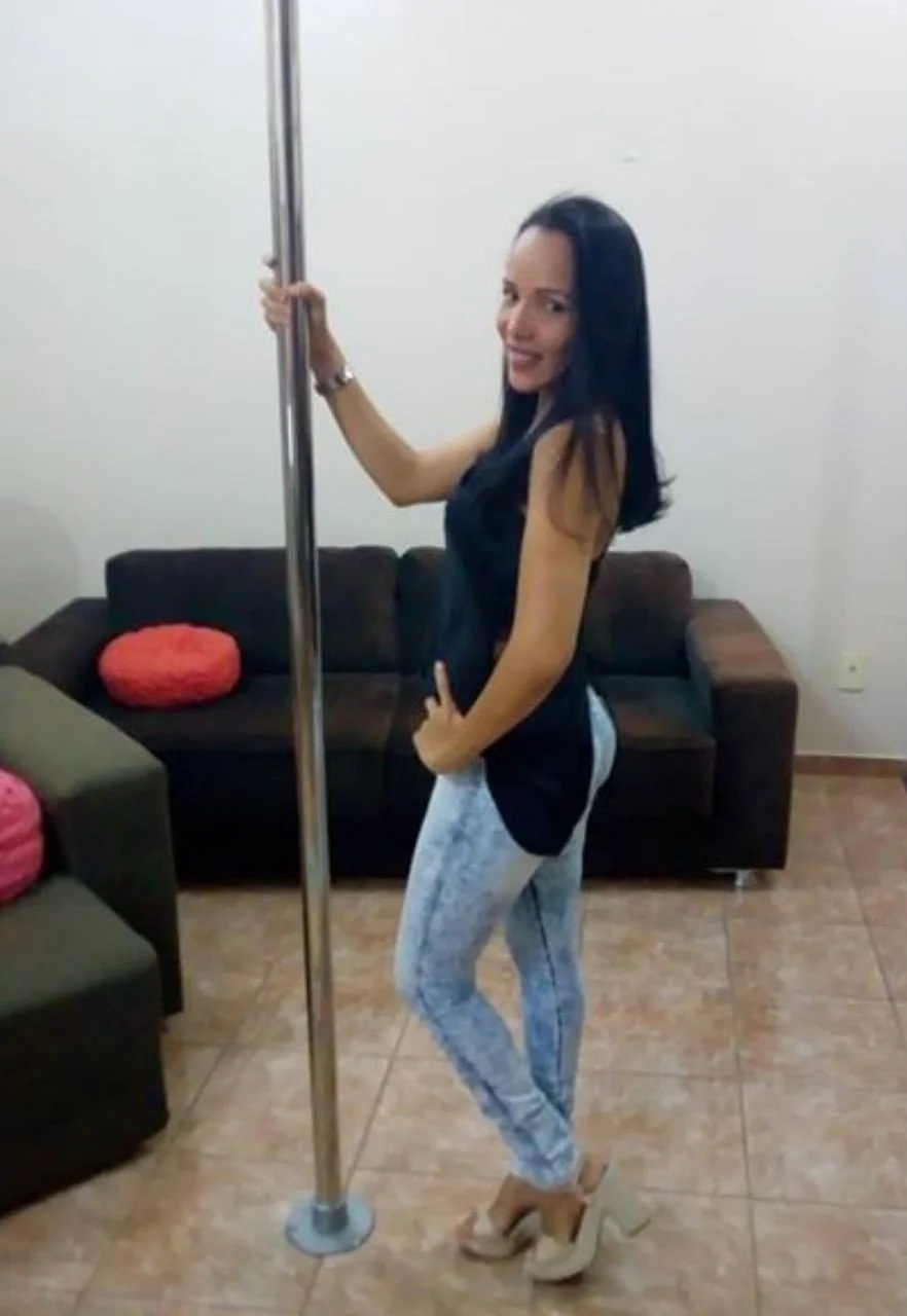 Casada do corpo...delicioso..gosta de ter o cu arrombado pelos amigos main image