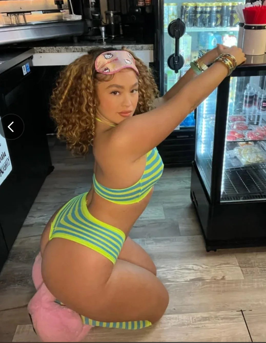 imagine having a threesome with these tacoma barista baddies image 34