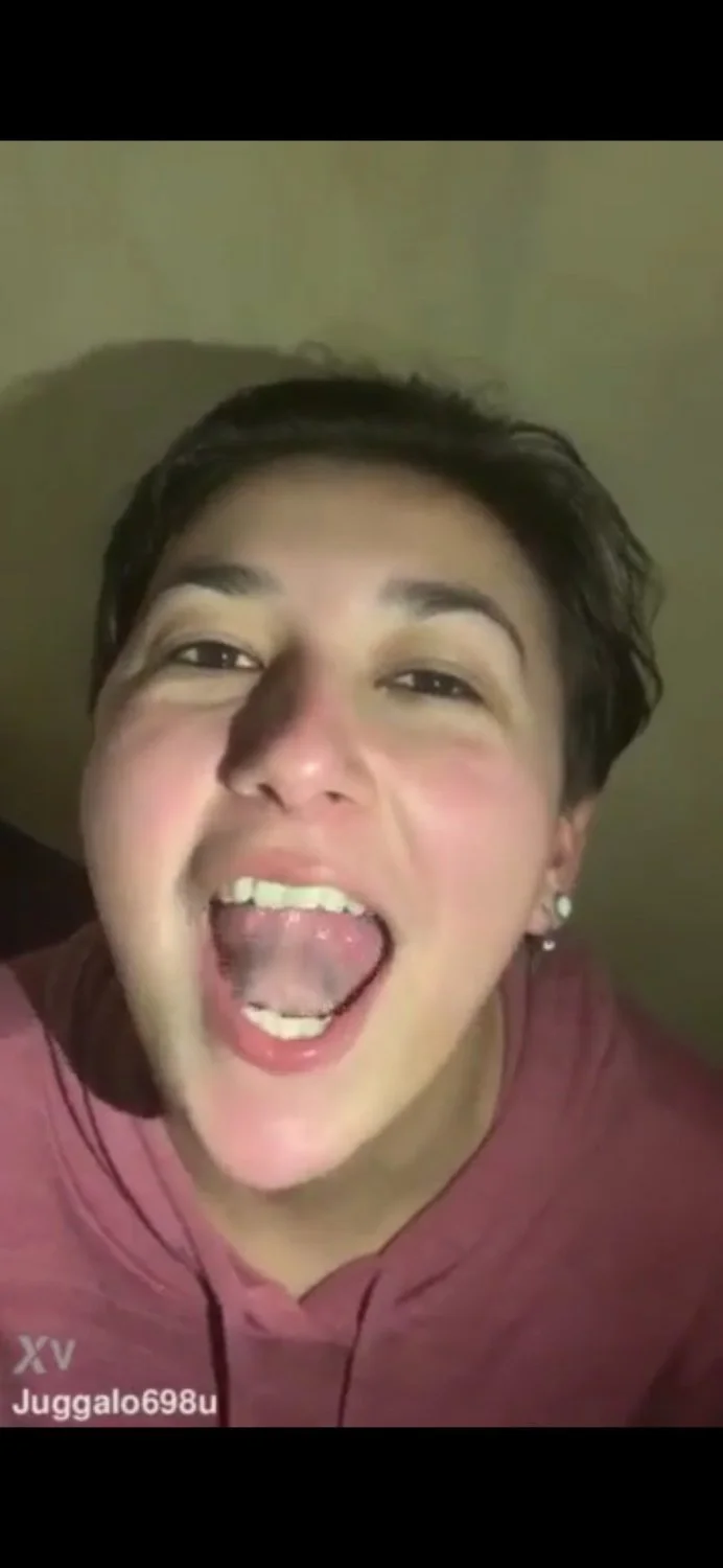 Putita chupa polla y se traga toda la lechita image 4