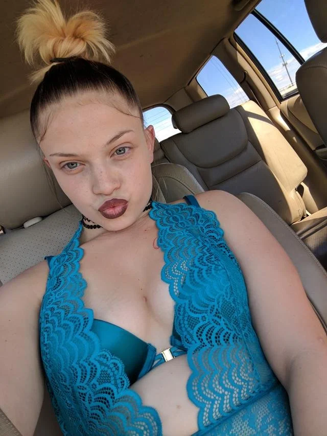 Small white whore image 3