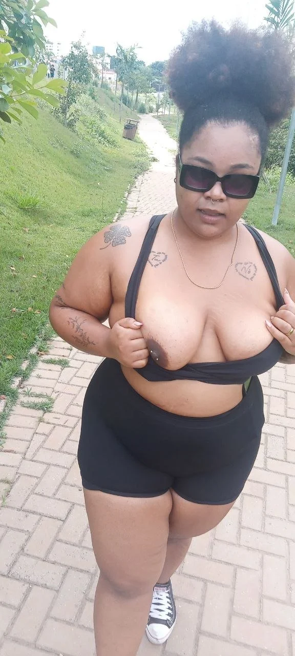 Puta preta que o corno exibe pros machos no Telegram, quem sabe quem é essa cadela? main image