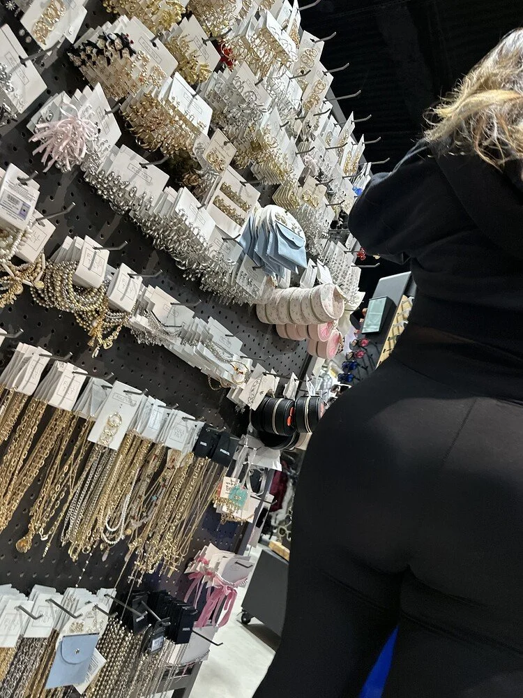 Juicy Booty Latina Milf image 5