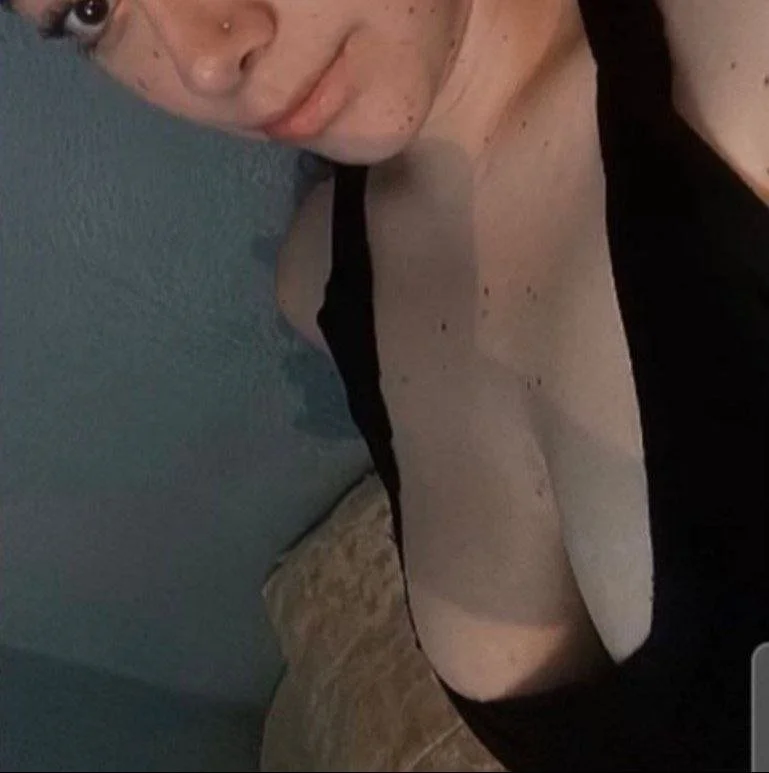 Más de la puta tetona que le gusta mostrar las tetas image 2