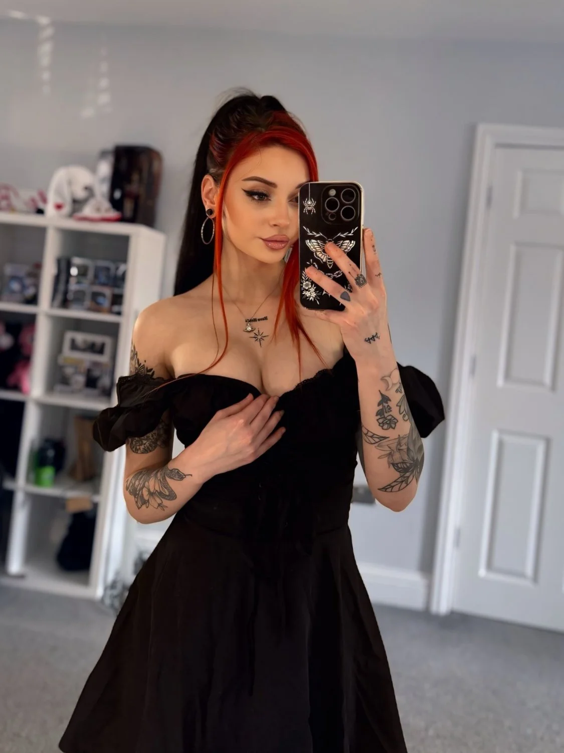 Goth Ring Girl Gets Turned On By Recording Her Touching Herself image 6