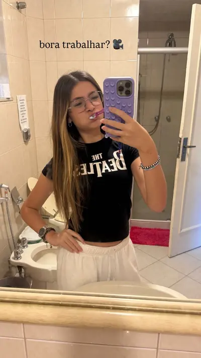 Novinha a beleza...Vittoria muito gostosa !!! cover image