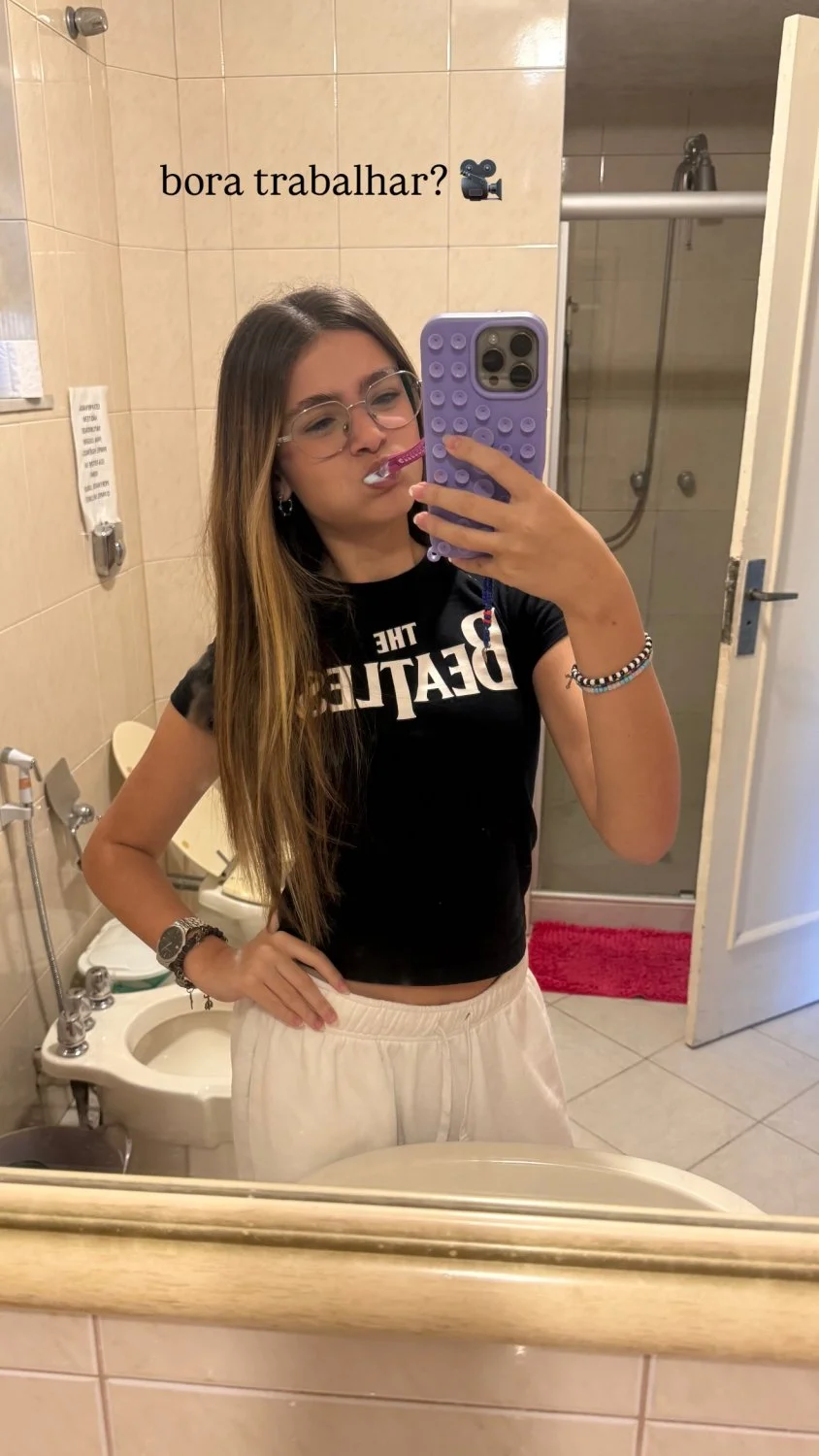 Novinha a beleza...Vittoria muito gostosa !!! main image
