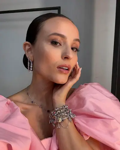 Larissa Manoela lindissima...novas fotos perfeitas cover image
