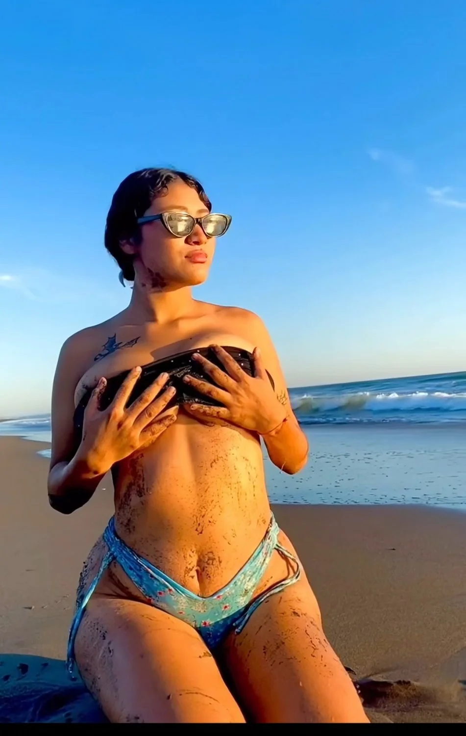 Tiene las tetas más grandes que las de karely image 4