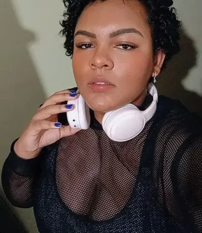 Meus peitos suadinhos depois de um treino bem pesado cover image