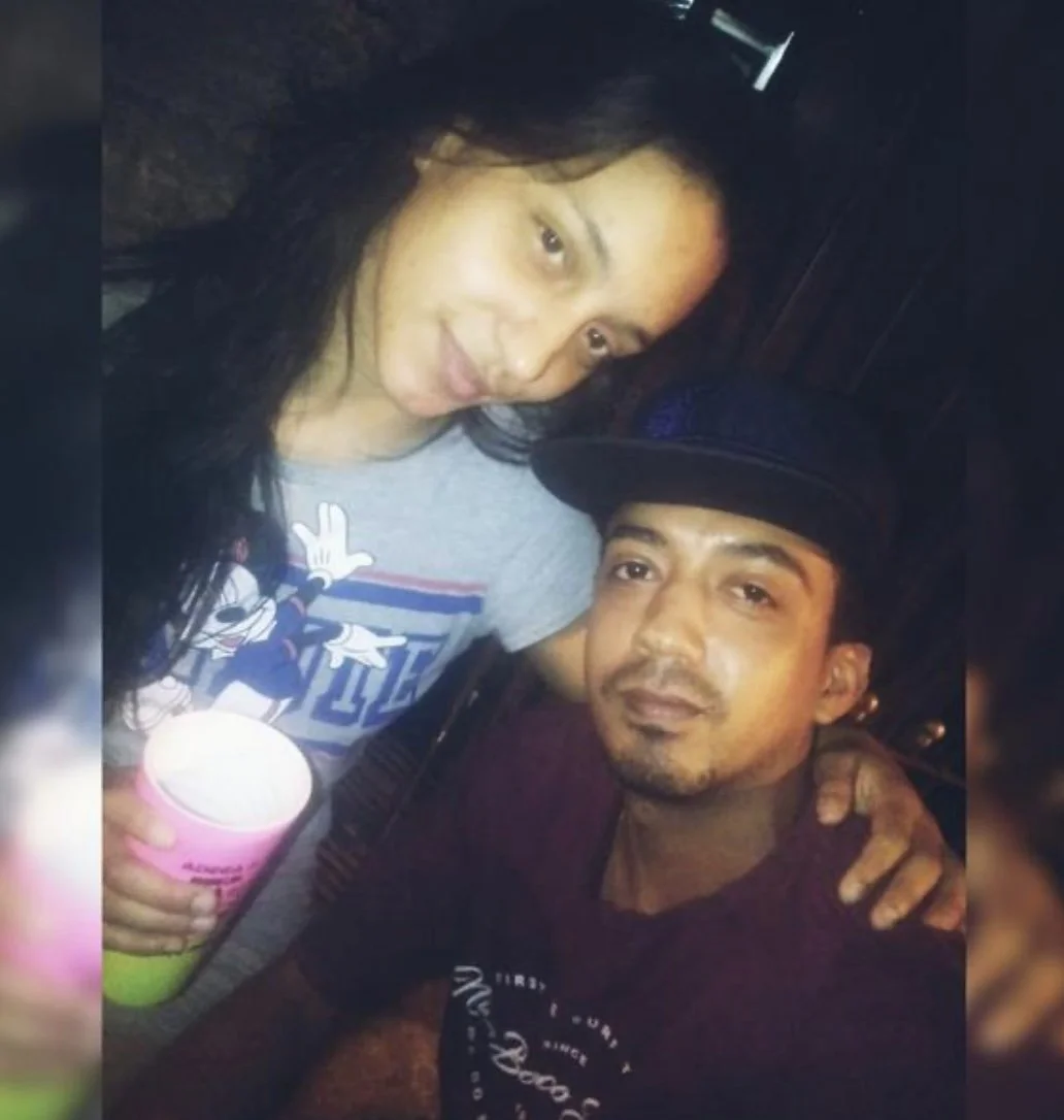 Marido gosta de exibir e dividir sua esposa image 6