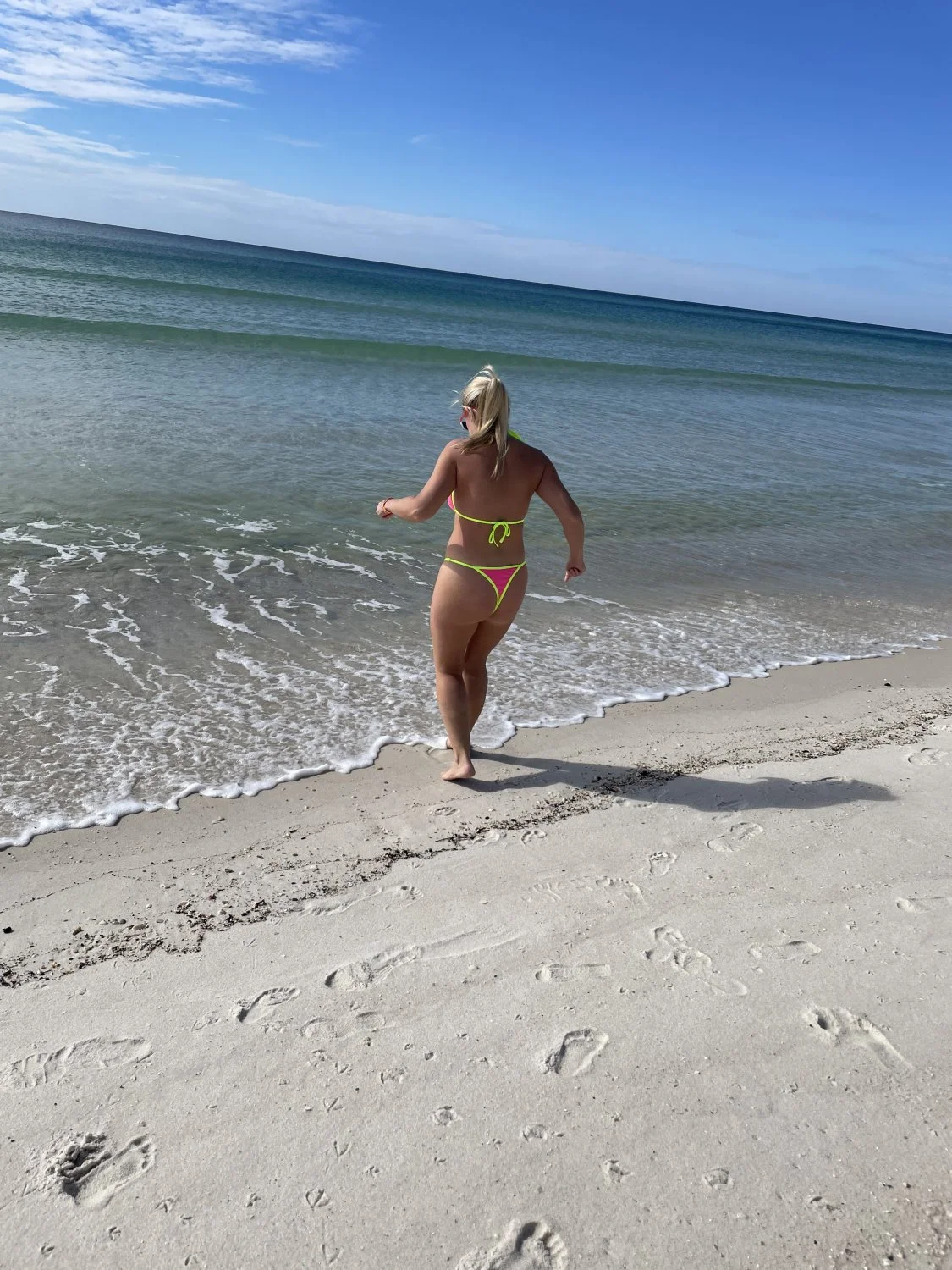 Hotwife on display for all eyes image 9