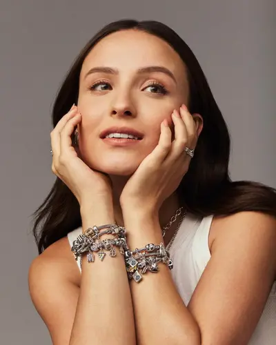 Novas Fotos na Larissa...Larissa Manoela muito fofa , linda e deliciosa cover image