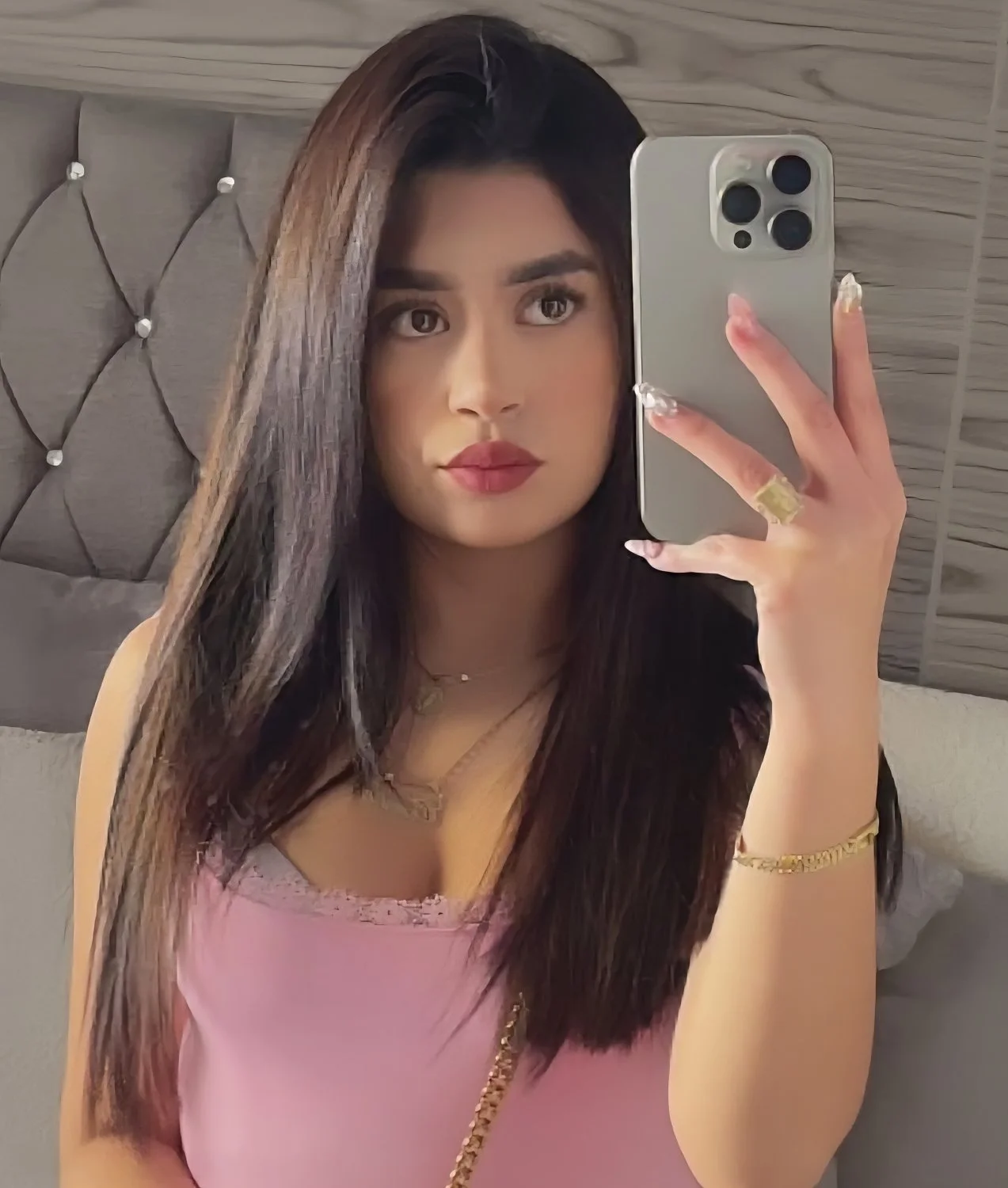Exhibiendo la novia rica chaparrita nalgona de un seguidor cornudo image 5