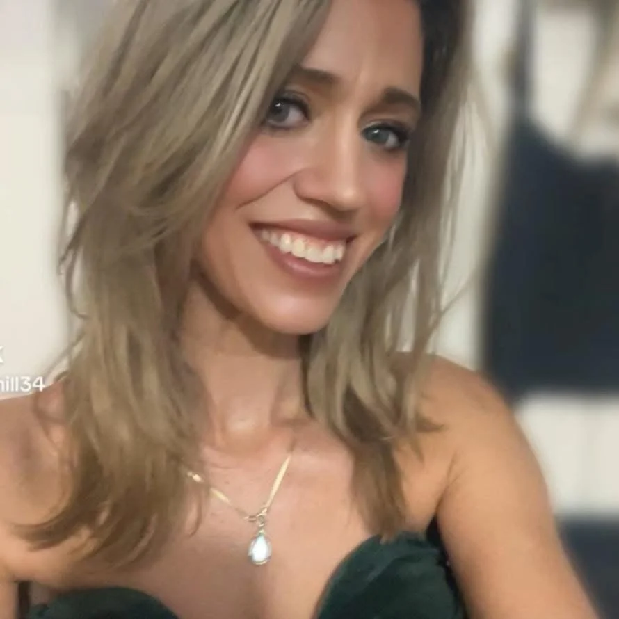 Sara giggles while she flashes her big ass tits for spring break. If only I could find her wet t vid image 9