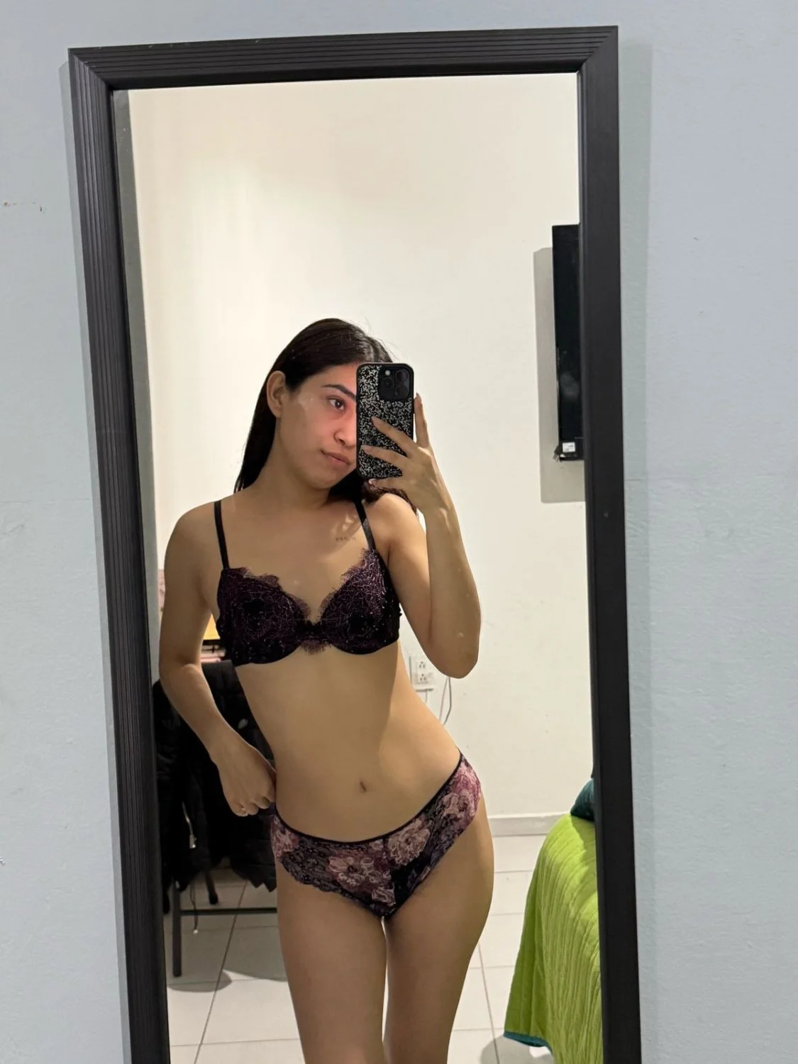 Posando en panty image 4