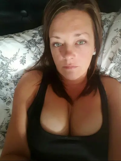 42 young Milf Glasgow KiK slut Lorraine loves to be xposed cover image