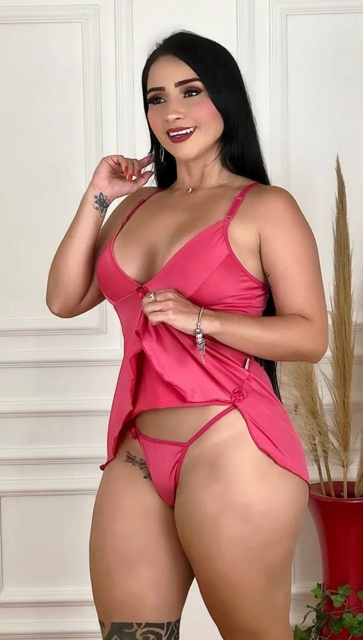 Modelo cavala do rabo grande com lingerie e biquíni image 10