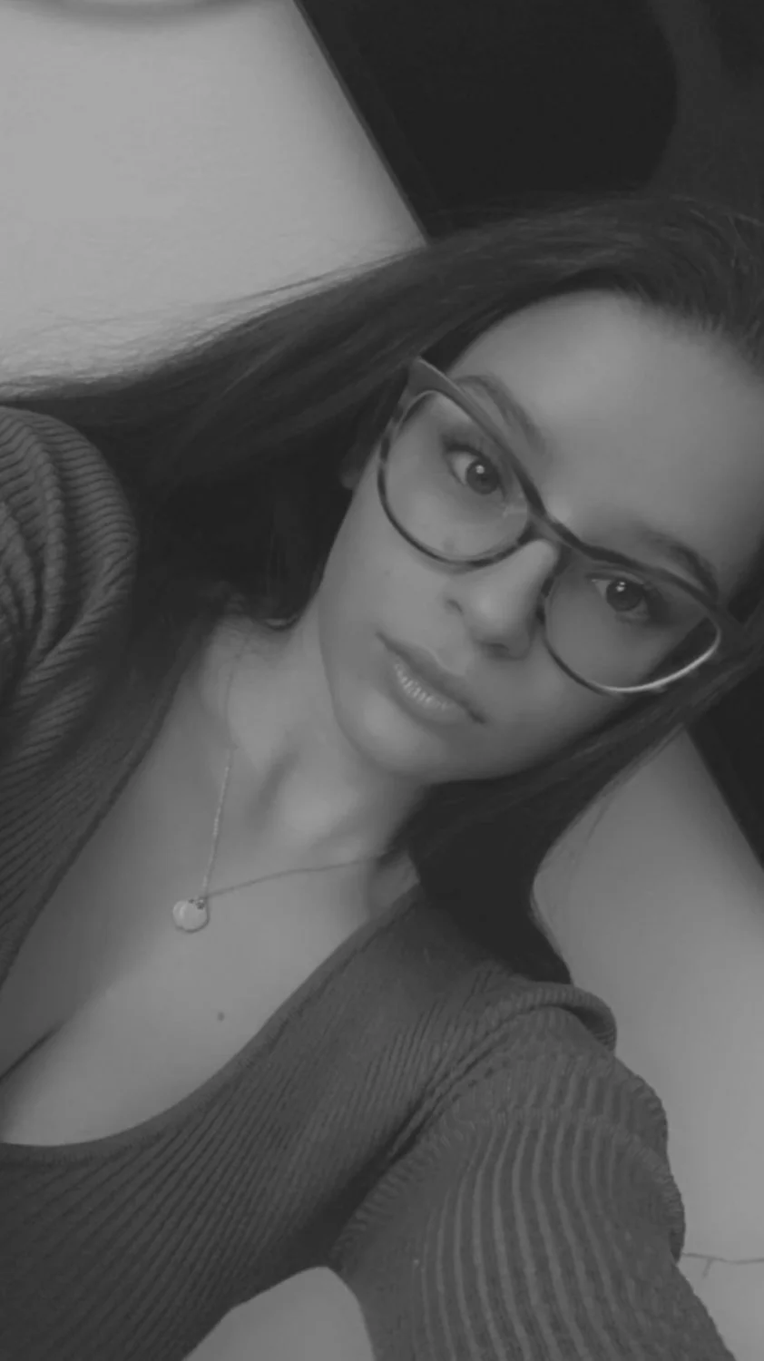 Thick and busty Romanian slut Roxana image 3