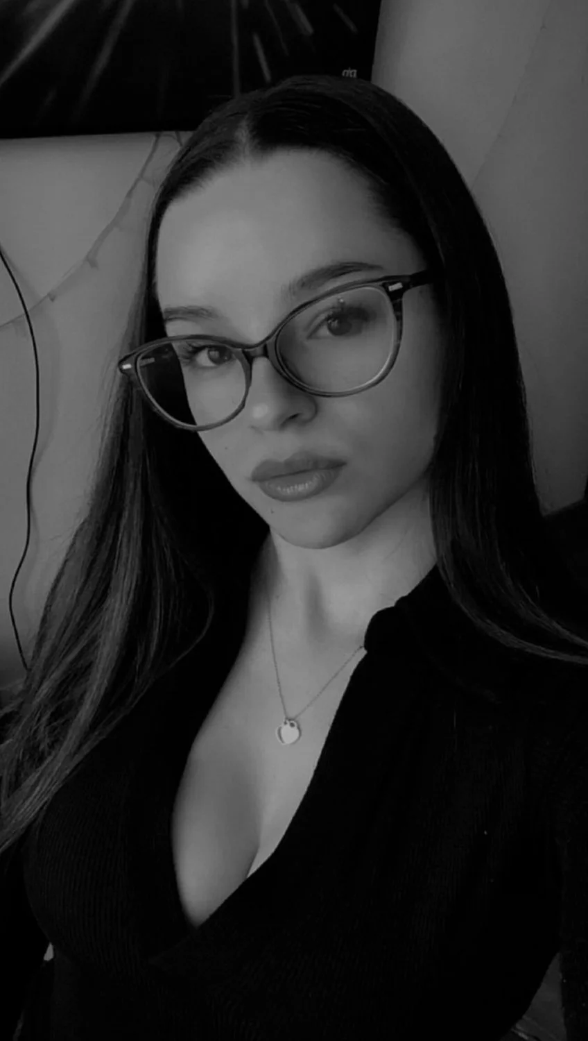 Thick and busty Romanian slut Roxana image 5