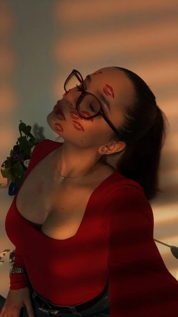 Thick and busty Romanian slut Roxana image 6