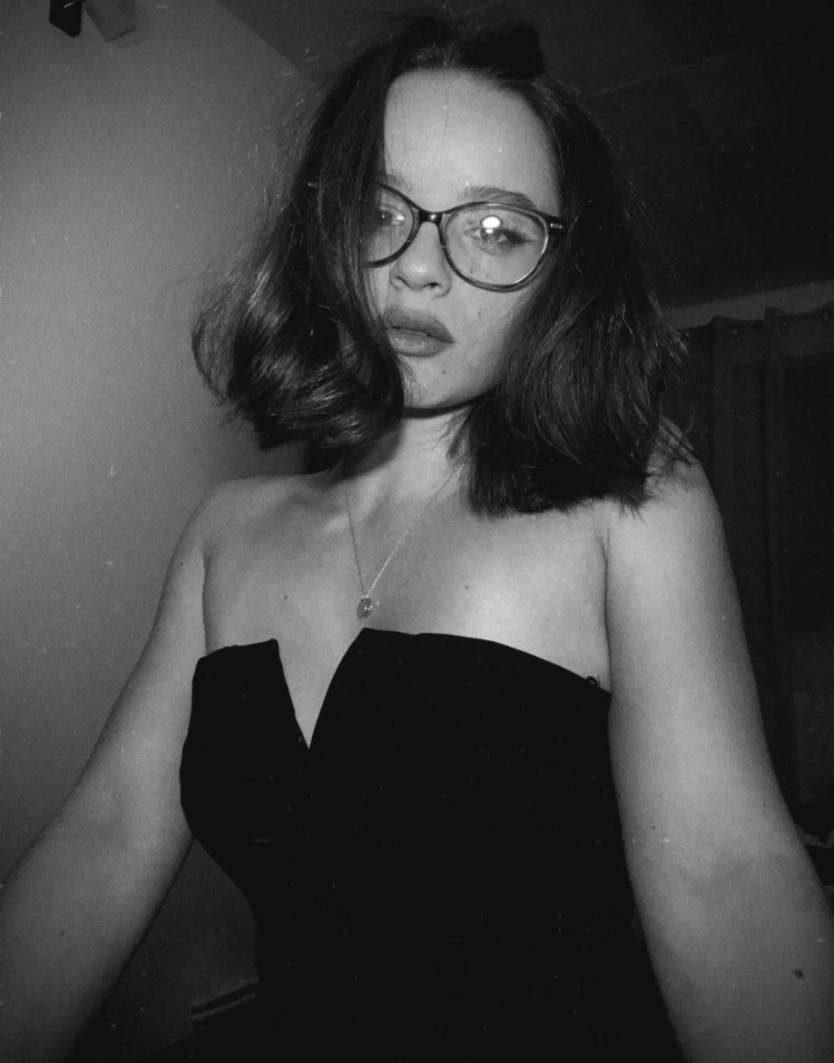 Thick and busty Romanian slut Roxana image 8