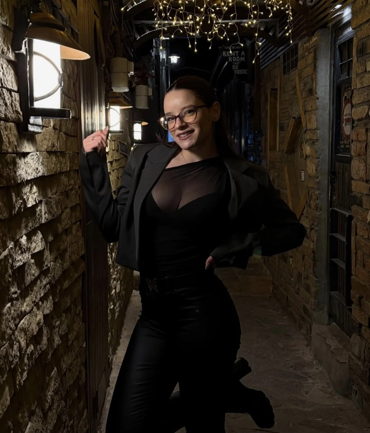 Thick and busty Romanian slut Roxana image 9