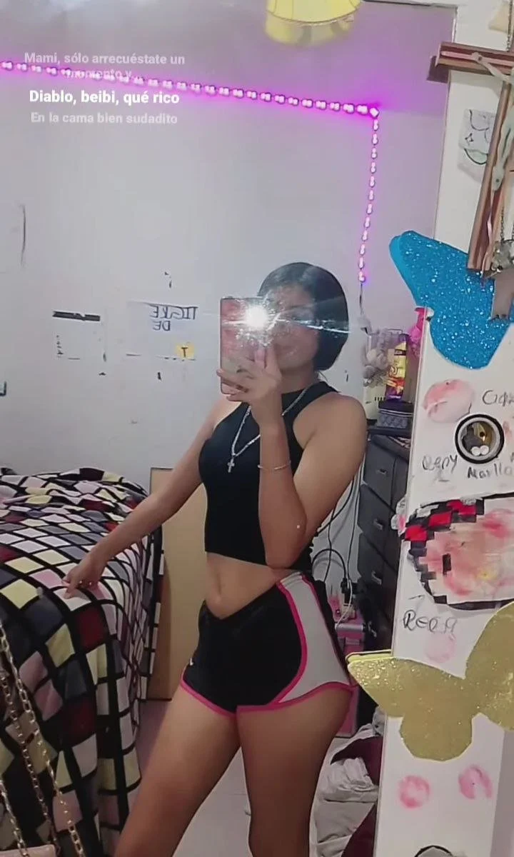 Sexy mujer mostrando su cuerpo y tetas main image