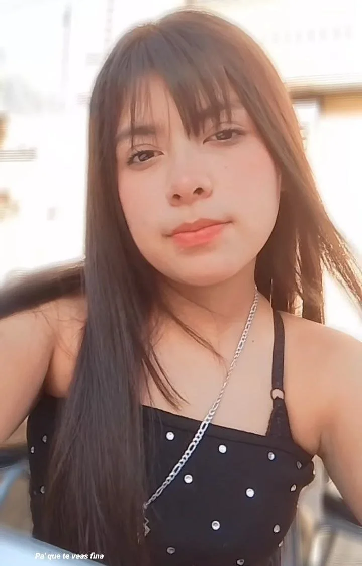 Sexy mujer mostrando su cuerpo y tetas image 2