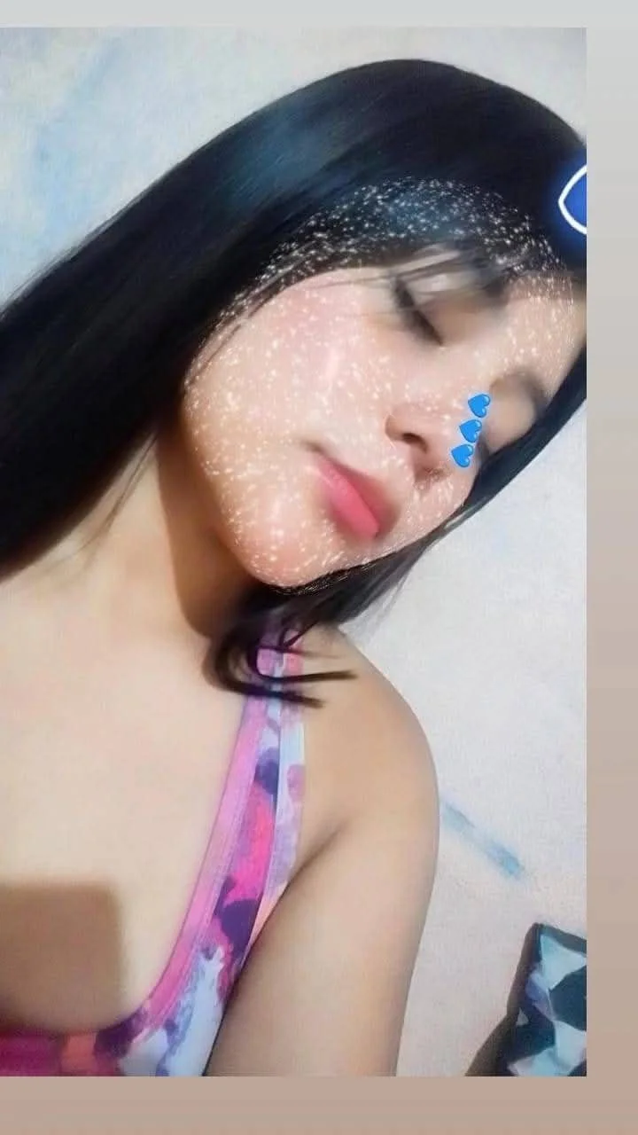Sexy mujer mostrando su cuerpo y tetas image 5