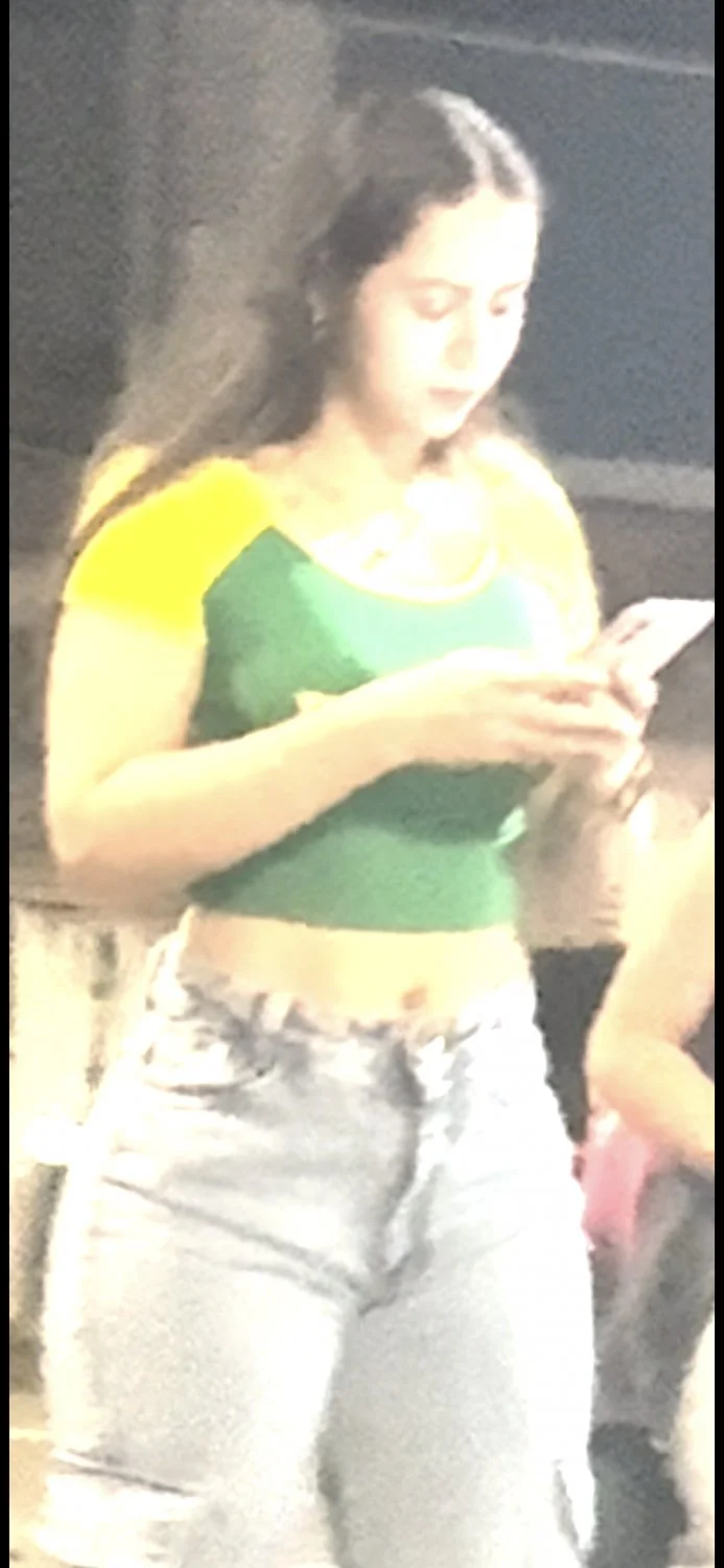 Gostosa demais desfilando image 2
