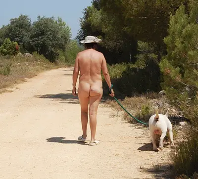 Desnuda paseando al perro. cover image