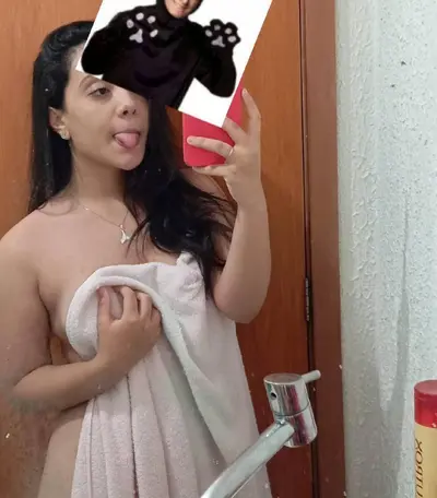 Novinha dos peitinhos gostosos foi vazada! putinha caiu na net sentando na pica do macho dela cover image