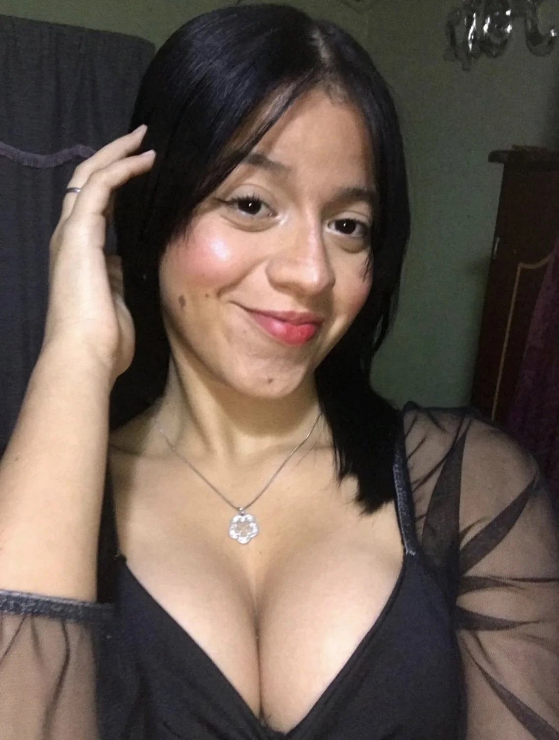 Flaquita con tetas grandes image 1