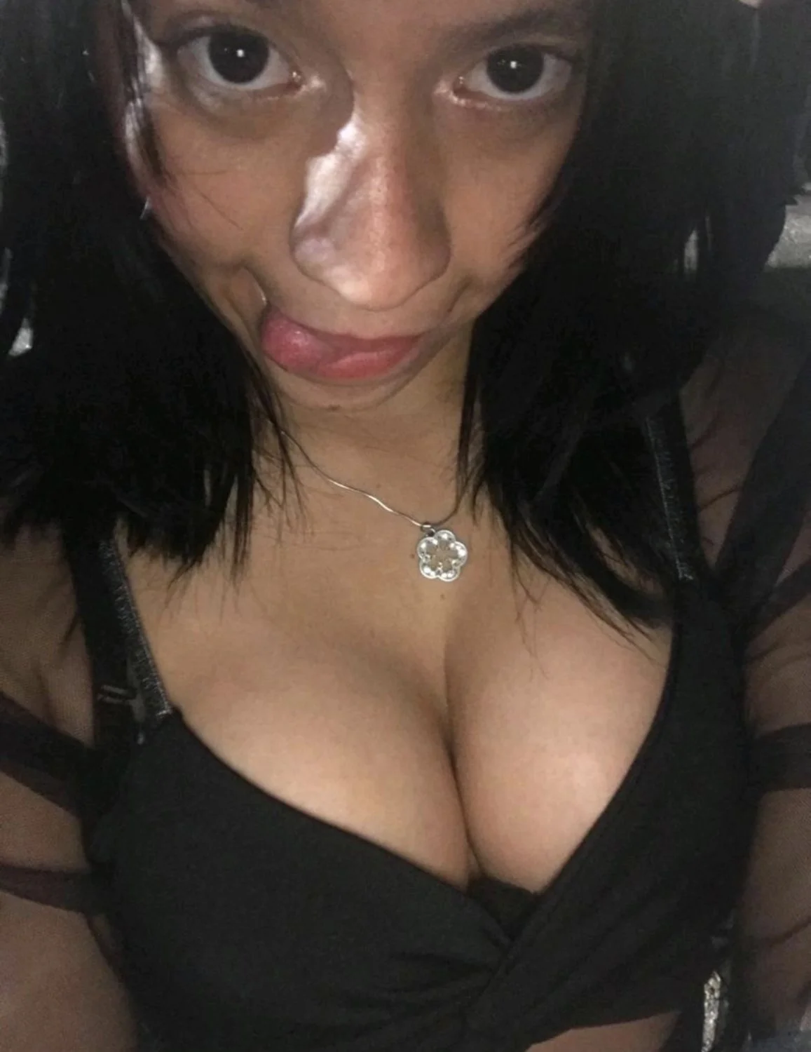 Flaquita con tetas grandes image 2