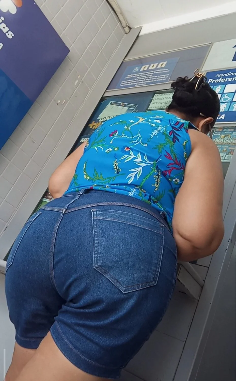 Coroa da bunda grande na fila da lotérica image 11
