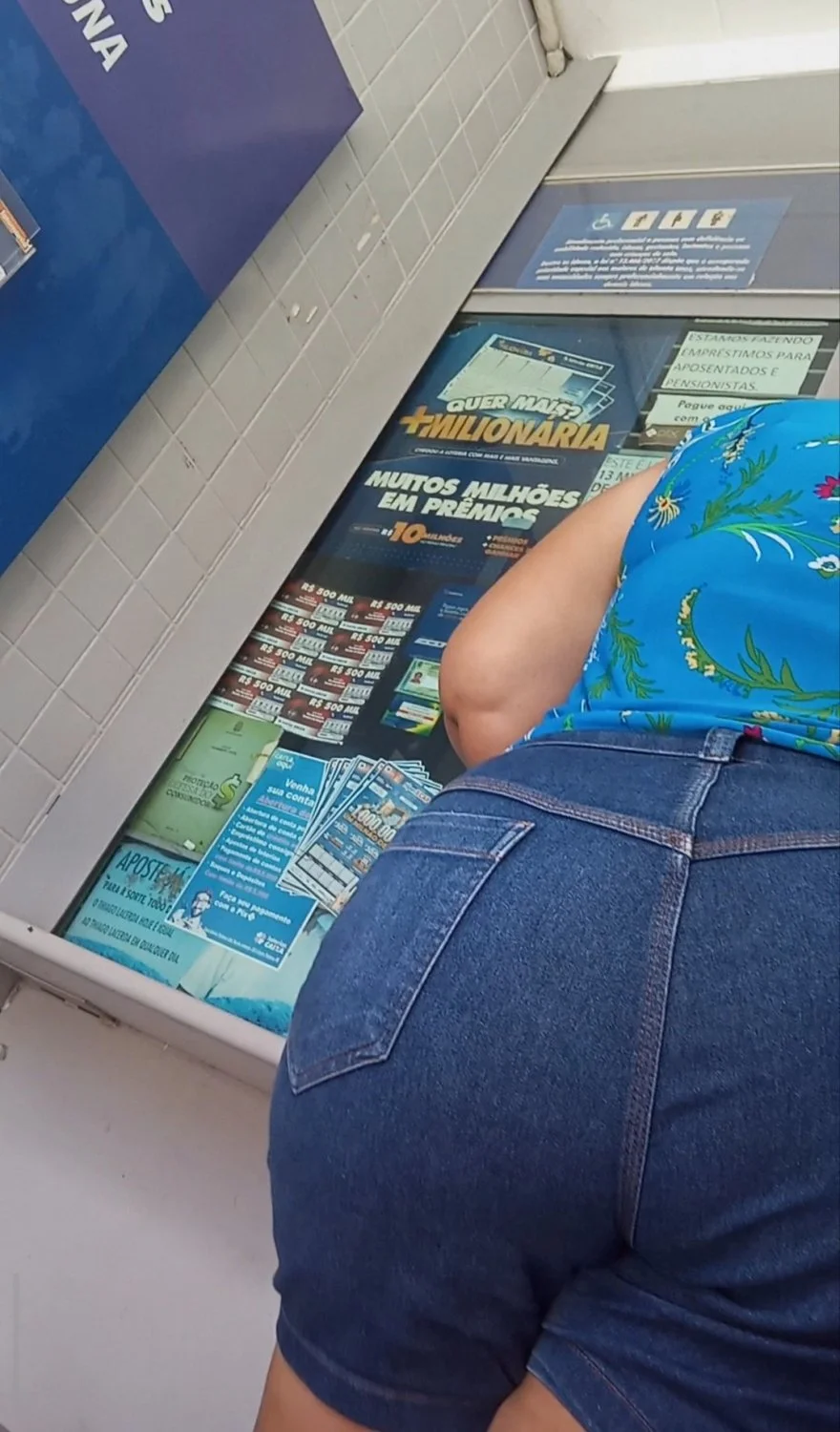 Coroa da bunda grande na fila da lotérica image 13