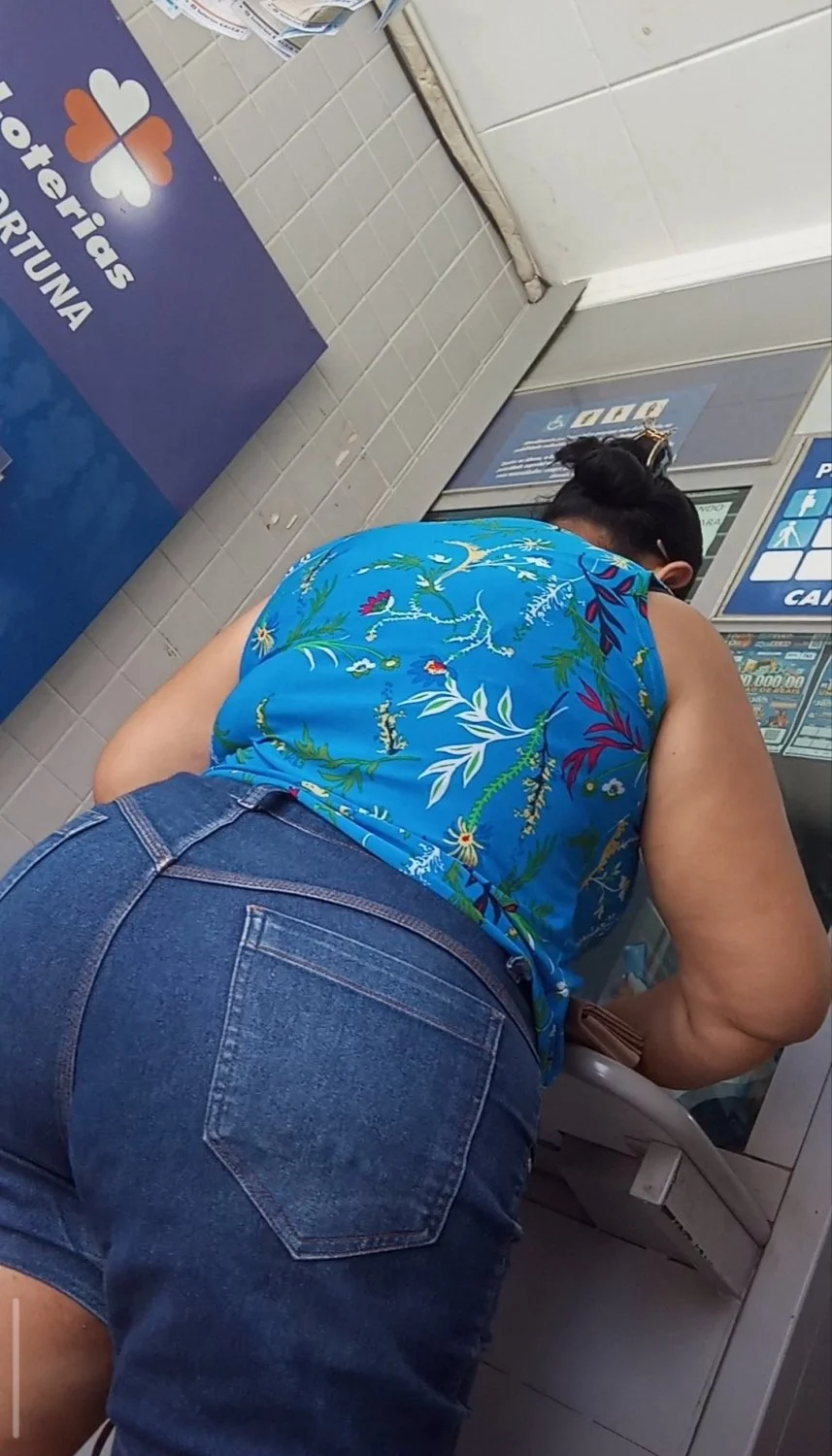 Coroa da bunda grande na fila da lotérica image 14
