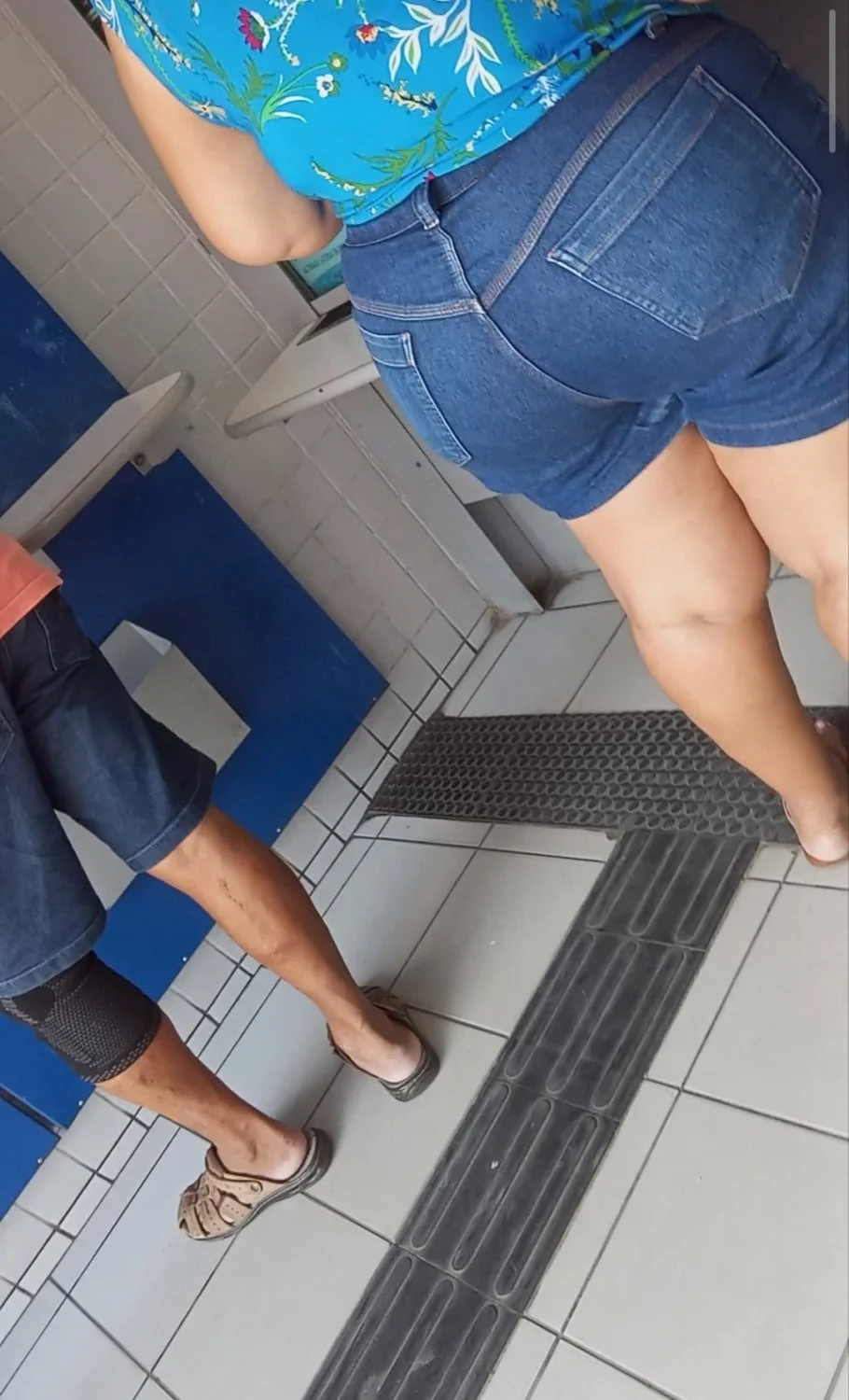 Coroa da bunda grande na fila da lotérica image 15