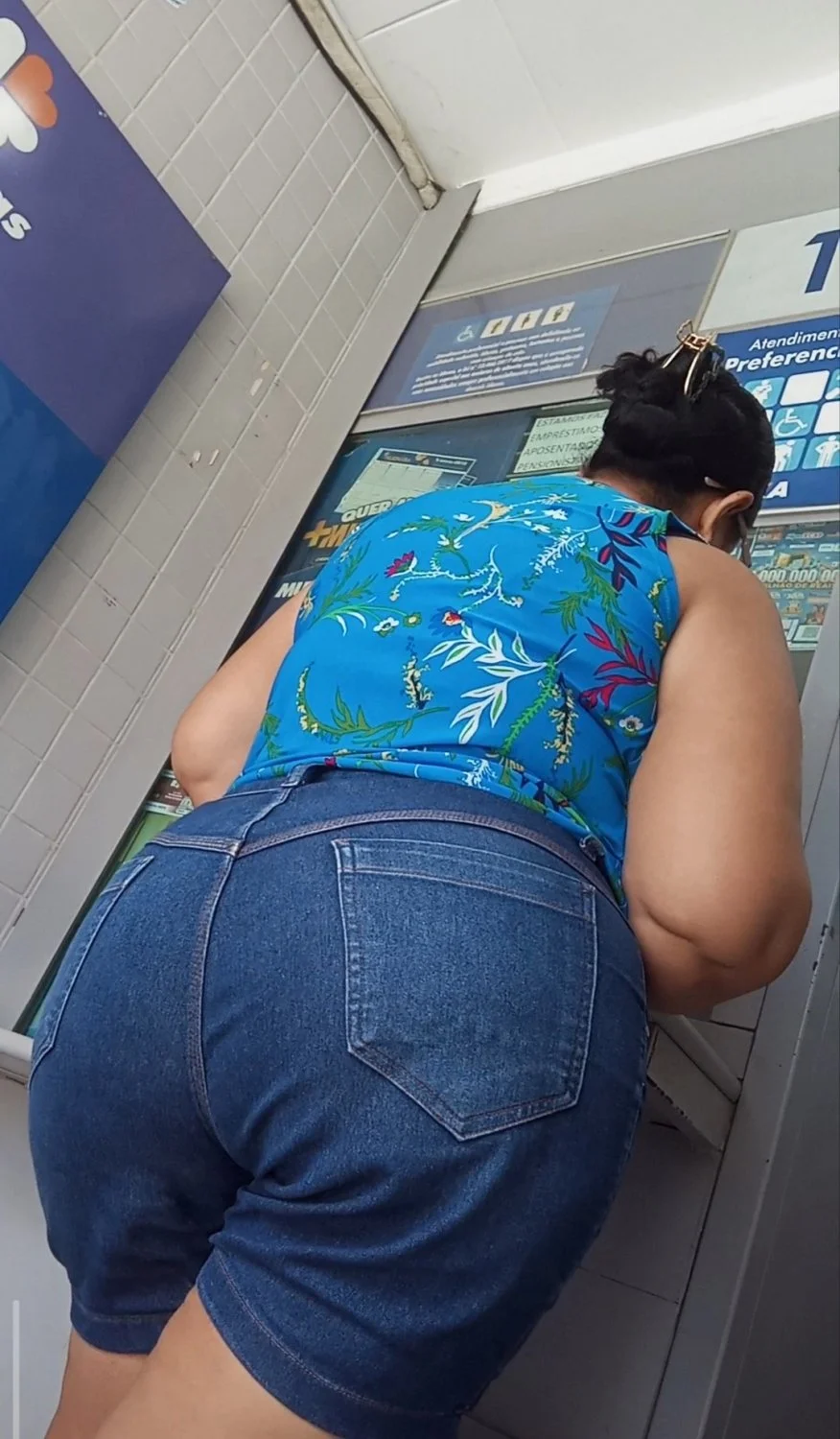 Coroa da bunda grande na fila da lotérica image 6