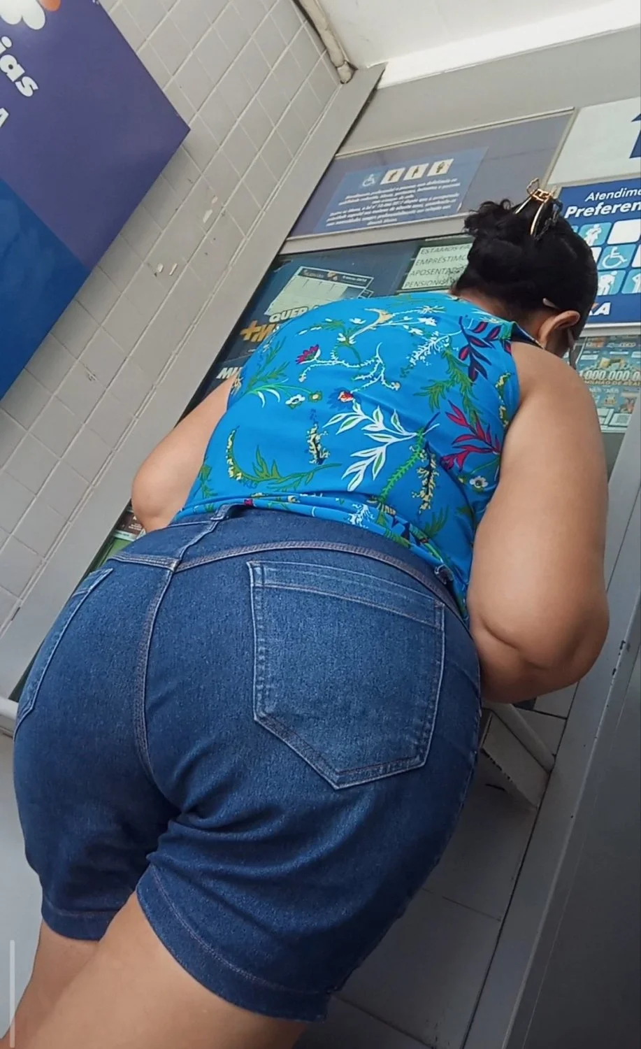 Coroa da bunda grande na fila da lotérica image 7