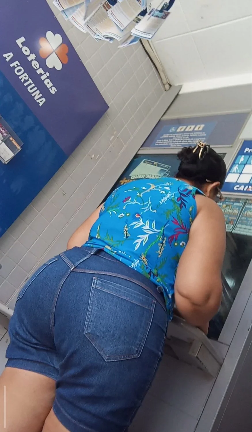 Coroa da bunda grande na fila da lotérica image 8