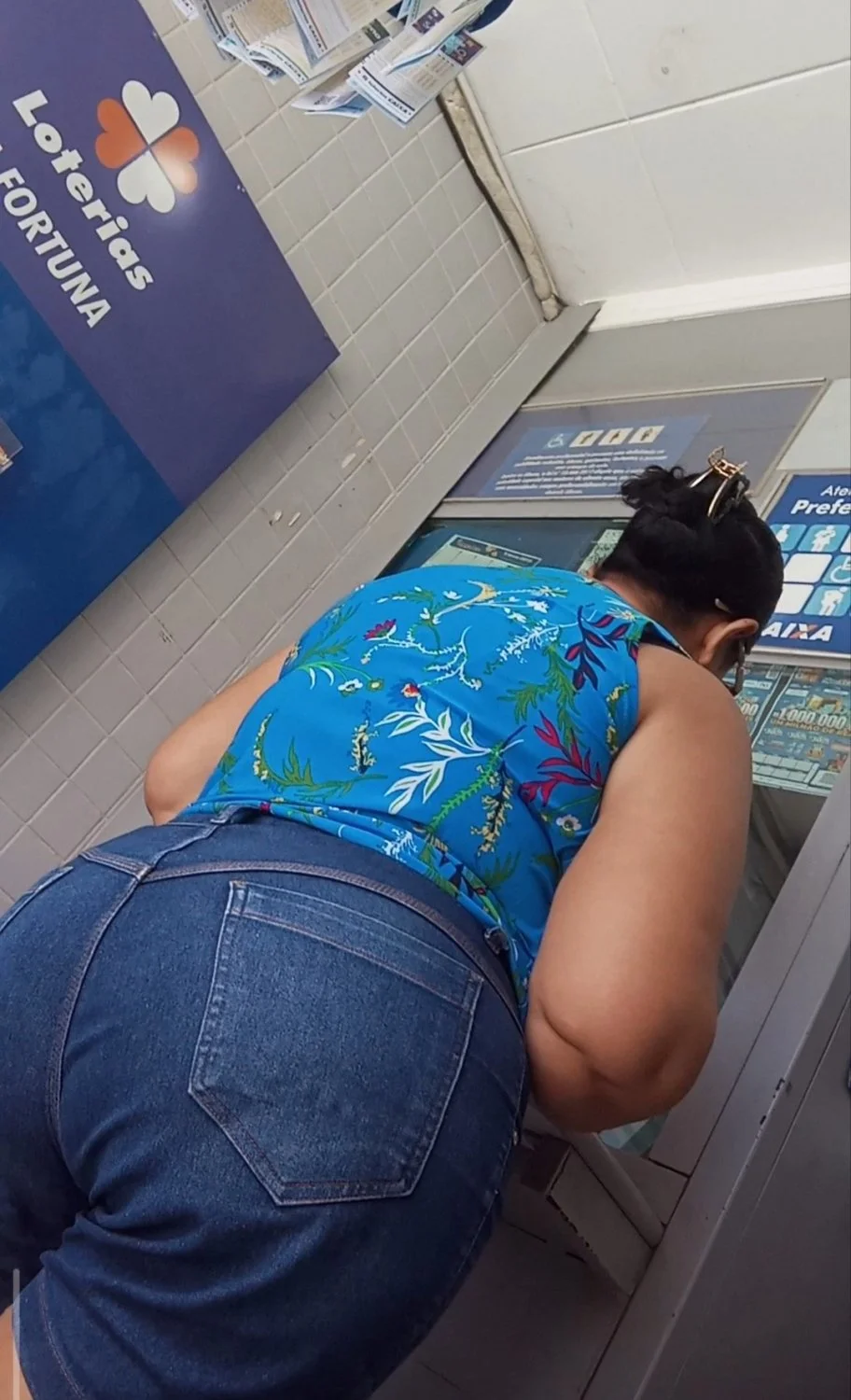 Coroa da bunda grande na fila da lotérica image 9