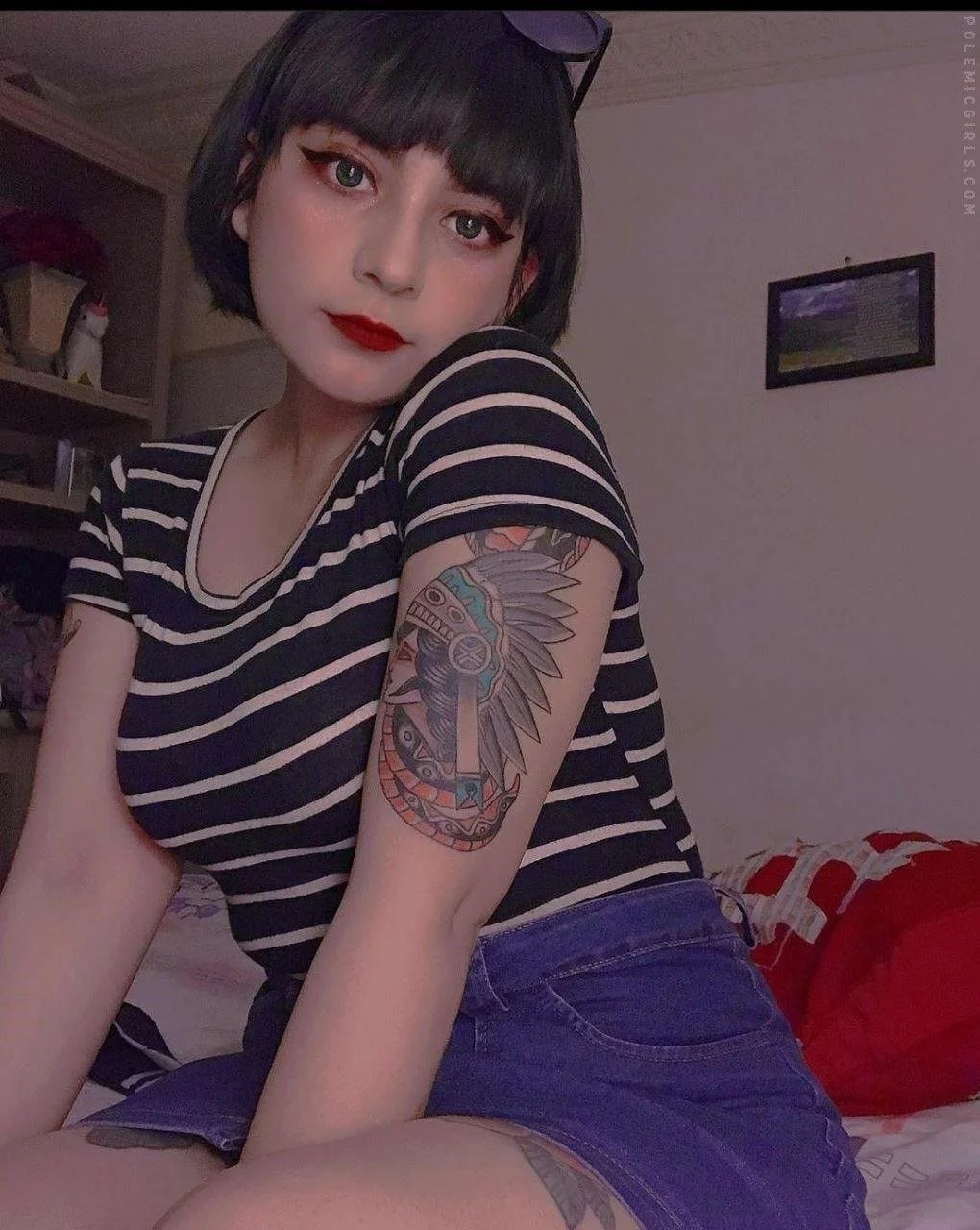 Latina hermosa blanquita tatuada sexy con ricas tetas masturbandose su coño delicioso image 1
